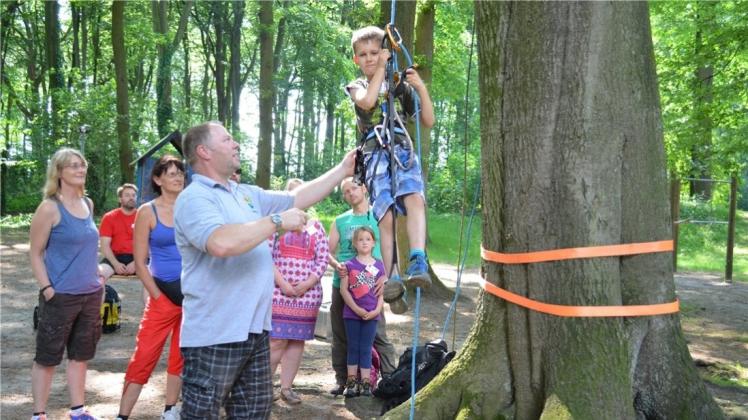 Volker Havekost aus Ganderkesee hat am Samstag dem jungen John gezeigt, wie man hohe Bäume erklettert. Volker Havekost aus Ganderkesee hat am Samstag dem jungen John gezeigt, wie man hohe Bäume erklettert.
