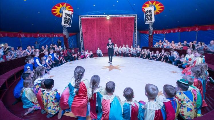 Der Zirkus Montani hat in Meppen-Versen Station gemacht und gemeinsam mit den Kinder der Grundschule ein abwechslungsreiches Programm auf die Beine gestellt. 