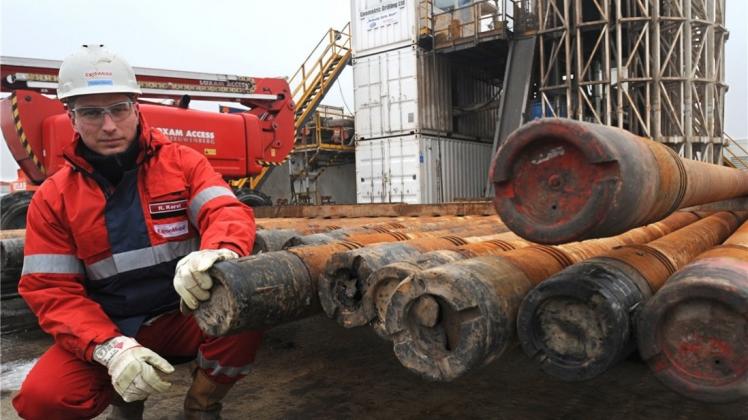Ein Mitarbeiter des Energiekonzerns ExxonMobil auf einer Baustelle zur Erdgasprobebohrung in Lünne im Jahr 2011. 