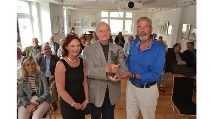 Mit seinem Kunstpreis hat der Ganderkeseer Verein GanterART am Freitag den Heider Künstler Gerhard Juchem für sein Lebenswert ausgezeichnet: (von links) Bärbel Schönbohm, Gerhard Juchem und Eckhard Eichhorn.