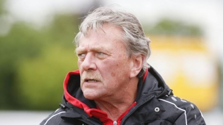 Geht er in mit in die 2. Kreisklasse Süd? Der Trainer des TuS Lingen Wolfgang Schütte hielt sich direkt nach der Bekanntgabe, dass sein Verein nicht mehr in der Oberliga spielen wird, bedeckt. Er verwies auf seinen bestehenden Vertrag und werde erst einmal in den Urlaub fahren. Der Schock war auch ihm anzusehen. Geht er in mit in die 2. Kreisklasse Süd? Der Trainer des TuS Lingen Wolfgang Schütte hielt sich direkt nach der Bekanntgabe, dass sein Verein nicht mehr in der Oberliga spielen wird, bedeckt. Er verwies auf seinen bestehenden Vertrag und werde erst einmal in den Urlaub fahren. Der Schock war auch ihm anzusehen.