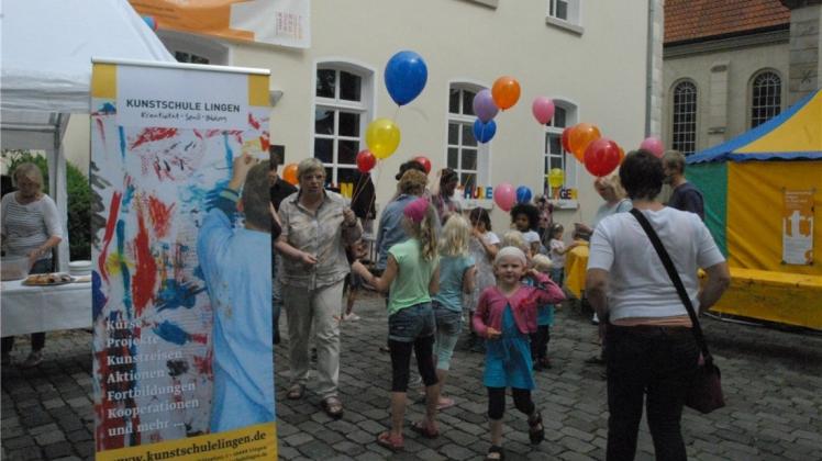 Im Rahmen des Kunstschultages in Lingen wurde die Ausstellung der „Kreativ(Frei)tage“ eröffnet. 