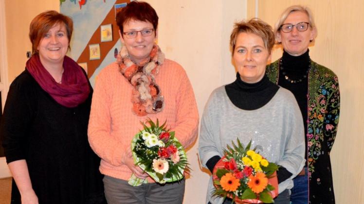 Für ihren Einsatz als Begleiterinnen bedankten sich Grit Beimdiek (links) und Christiane Kohlenbach-Pajonk (rechts) vom Vorstand mit einem Blumenstrauß bei Anette Ceselksy (2. von links) und Silke Hövelkamp. 