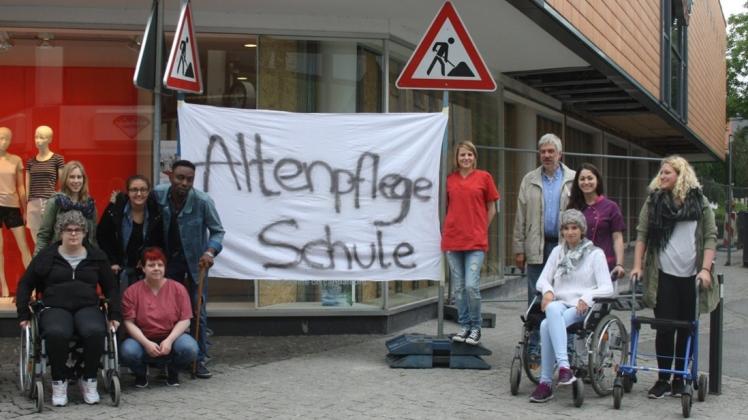 Die Berufsfachschule Altenpflege in Delmenhorst hat öffentlich auf die Situation der Pflegeberufe aufmerksam gemacht. Die Berufsfachschule Altenpflege in Delmenhorst hat öffentlich auf die Situation der Pflegeberufe aufmerksam gemacht.