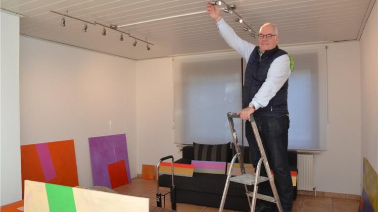 Frank L. Giesen hat seine Galerie am Stall in Kirchkimmen umgebaut. Bevor die Ausstellung mit Ulrike Brockmann am 28. Februar in den neuen Räumen eröffnet, müssen noch Kleinigkeiten wie das Licht eingerichtet werden. 
