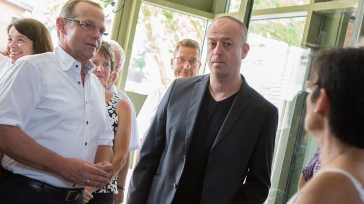 Willkommen in GMHütte: Bürgermeister Ansgar Pohlmann (links) begrüßt im Rathaus seinen israelischen Amtskollegen Avi Gruber aus der Partnerstadt Ramat Hasharon. Rechts im Bild: Dolmetscherin Irit Sowada.