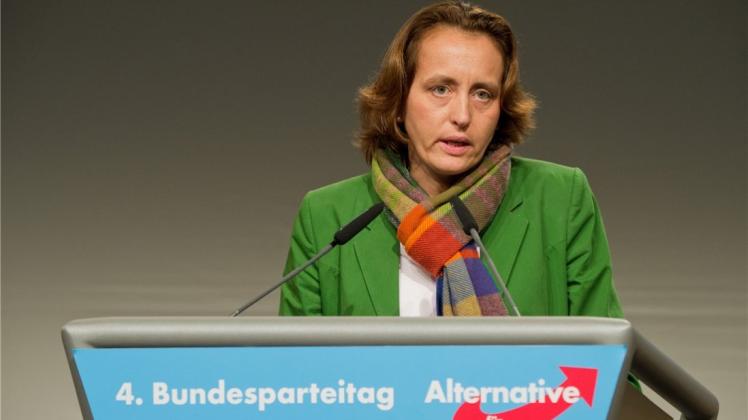 Sie sei mit der Maus ausgerutscht, sagte AfD-Politikerin Beatrix von Storch über ihre Bestätigung, sie wolle an der Grenze auch auf Frauen und Kinder schießen lassen. Sie sei mit der Maus ausgerutscht, sagte AfD-Politikerin Beatrix von Storch über ihre Bestätigung, sie wolle an der Grenze auch auf Frauen und Kinder schießen lassen.