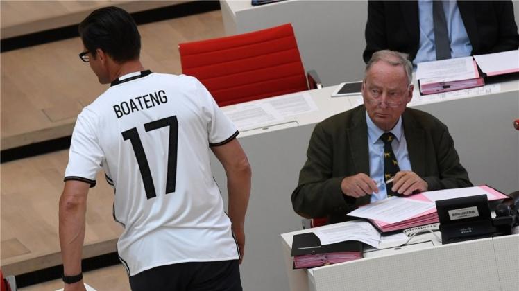 Brandenburg: Der Abgeordnete Sven Petke (CDU, links) geht in einem Fußball-Shirt mit der Aufschrift „Boateng“ im Landtag in Potsdam auf seinen Platz im Plenum. Rechts sitzt der Vorsitzender der AfD-Fraktion, Alexander Gauland. 