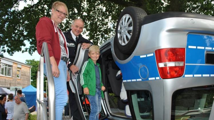 Abgefahren: Ein Überschlagssimulator der Polizei kam beim gestrigen Sommerfest des Vereins Brücke besonders gut an. Abgefahren: Ein Überschlagssimulator der Polizei kam beim gestrigen Sommerfest des Vereins Brücke besonders gut an.