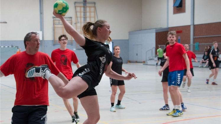 Handball mit Mixed-Teams: Bei den Handball-Ortsmeisterschaften (HaOGa) trafen bisher Mannschaften wie „Dynamo-Kann-Nix“ (schwarz) und „ALF“. aufeinander. 