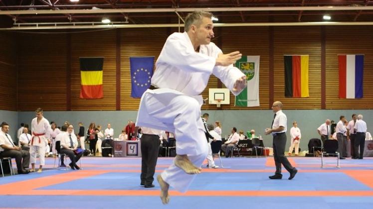 Marco Beyer, Karateka vom Delmenhorster TV, reiste für den Shotokan Cup nach Bergisch Gladbach und erkämpfte sich zwei fünfte Plätze. 