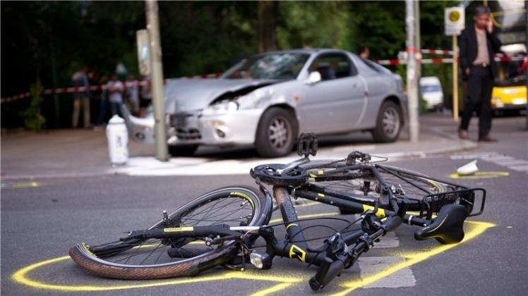 Eine Radfahrerin aus Ganderkesee wurde bei einem Verkehrsunfall am Dienstagmorgen auf der Lindenstraße leicht verletzt. Symbolfoto: Daniel Naupold/dpa