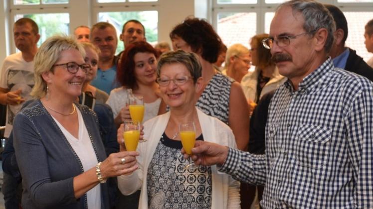 „Bienvenue“: Bürgermeisterin Alice Gerken (vorne l.) und Klaus Meyer vom Spielmannszug Ganderkesee stoßen mit Annie Faisandel als Vertreterin der Partnergemeinde Château-du-Loir an. 
