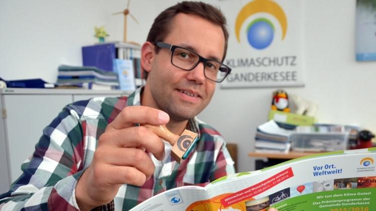 Es geht ganz einfach: Klimaschutzmanager Lars Gremlowski hat beinahe 2000 Prämienhefte ausgegeben, mit denen klimafreundliches Verhalten belohnt wird. Es geht ganz einfach: Klimaschutzmanager Lars Gremlowski hat beinahe 2000 Prämienhefte ausgegeben, mit denen klimafreundliches Verhalten belohnt wird.