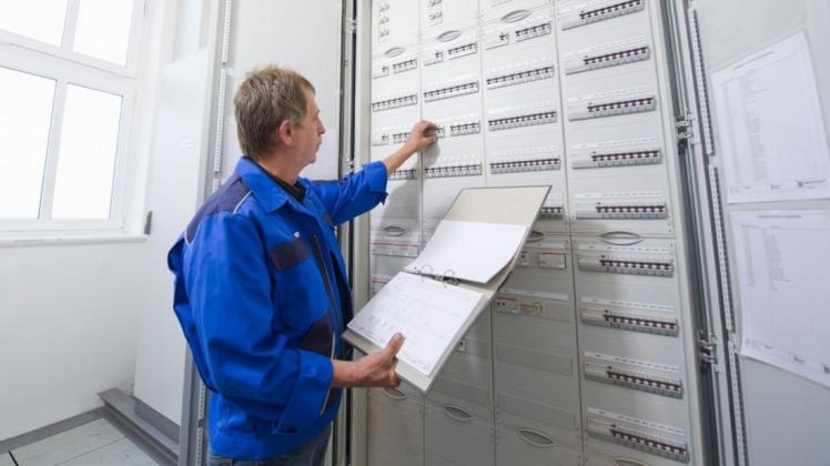 Ein ebm-Installateur überprüft eine Schalterwand in einer Spielbank in Deutschland. Ein ebm-Installateur überprüft eine Schalterwand in einer Spielbank in Deutschland.