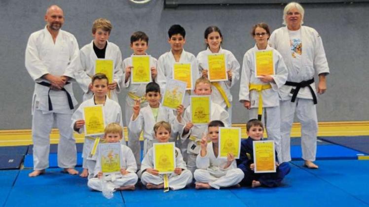 Haben die Prüfung bestanden: die zwölf Judoka des SC Wildeshausen. 