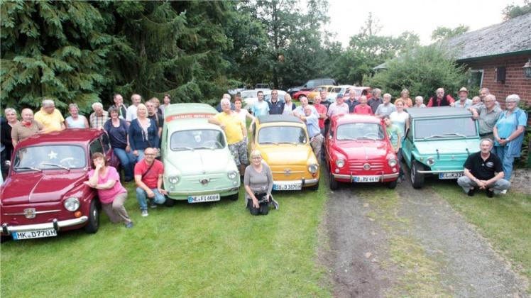 Rosemarie und Manfred Klingelhöfer (v. rechts stehend) richteten zum 20. Mal in Folge ein Fiat 600-Treffen in Groß Berßen aus. Die Treffen wird es in Zukunft in Groß Berßen nicht mehr geben. 