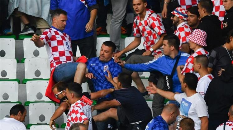 Bengalos, Prügeleien und rassistisches Verhalten: Wegen der Ausschreitungen einiger Fans ermittelt die UEFA gegen den kroatischen und den türkischen Verband. Vor allem den „vorbestraften“ Kroaten droht eine hohe Strafe. Bengalos, Prügeleien und rassistisches Verhalten: Wegen der Ausschreitungen einiger Fans ermittelt die UEFA gegen den kroatischen und den türkischen Verband. Vor allem den „vorbestraften“ Kroaten droht eine hohe Strafe.