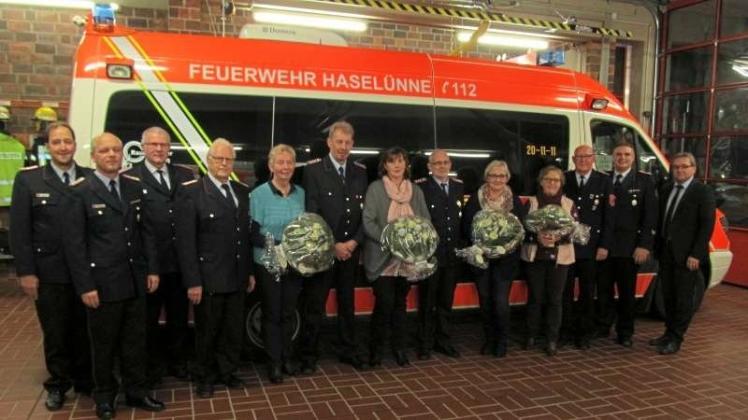 An der Ehrung langjähriger Feurwehrkameraden nahmen Leo Menger (von links), Markus Schüler, Josef Cordes, Bernd und Gerlinde Reimer, Reinhard und Annegret Grünloh, Thomas und Agnes Kölker, Anna und Hermann Freericks, Holger Dykhoff sowie Werner Schräer teil. An der Ehrung langjähriger Feurwehrkameraden nahmen Leo Menger (von links), Markus Schüler, Josef Cordes, Bernd und Gerlinde Reimer, Reinhard und Annegret Grünloh, Thomas und Agnes Kölker, Anna und Hermann Freericks, Holger Dykhoff sowie Werner Schräer teil.