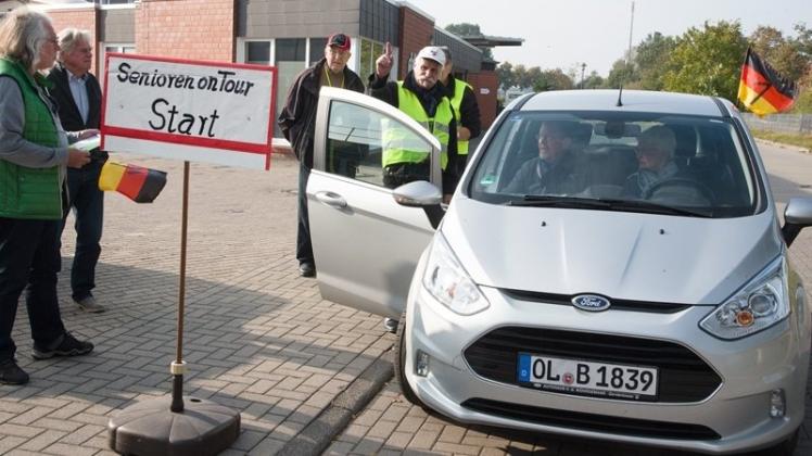 Jürgen Lüdtke (an der Beifahrertür) hat bei den Delmewerkstätten in Ganderkesee 16 Teams auf die Rundfahrt geschickt. Jürgen Lüdtke (an der Beifahrertür) hat bei den Delmewerkstätten in Ganderkesee 16 Teams auf die Rundfahrt geschickt.
