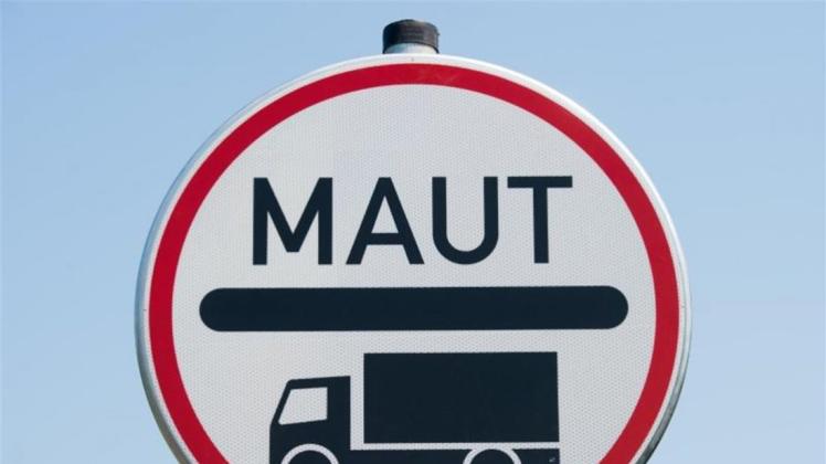Maut-Schild für Lkw auf einem vierspurigen Abschnitt der Bundesstraße 168 bei Cottbus. 