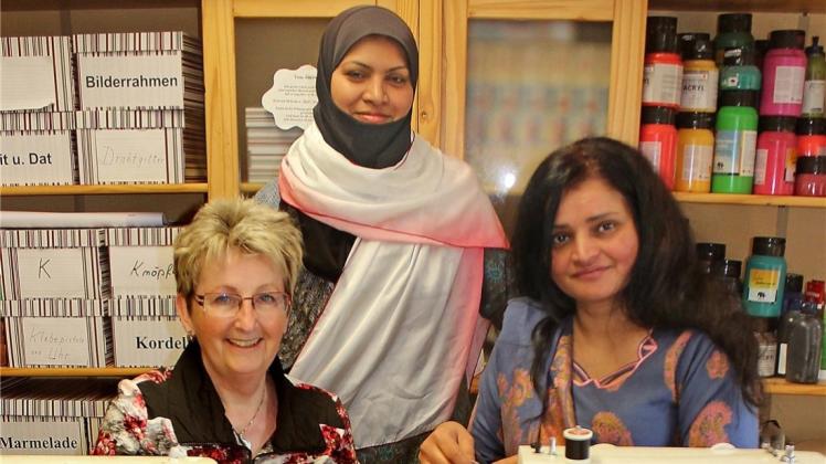 Öffnen im Reparaturcafé ihre Näh-Werkstatt: Jutta Bischoff, Abida Ahmed und Salma Khan (von links). 