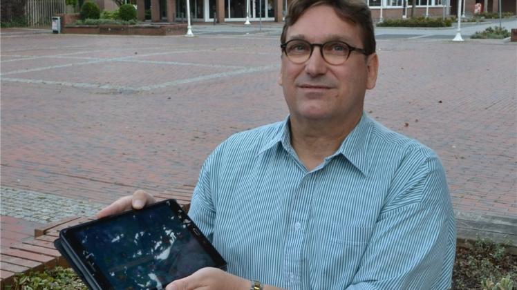 „Funkstille in der Steinwüste“: „Der Marktplatz ist ein trister Ort ohne öffentlichen Internetempfang“, sagt UWG-Ratsherr Thorsten Busch. Mit seinem Tablet-PC kommt er dort nicht ins Netz. „Funkstille in der Steinwüste“: „Der Marktplatz ist ein trister Ort ohne öffentlichen Internetempfang“, sagt UWG-Ratsherr Thorsten Busch. Mit seinem Tablet-PC kommt er dort nicht ins Netz.