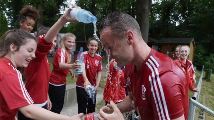 Wasserflaschen über des Trainers Kopf ausgießen – so macht man das beim VfL Stenum. 