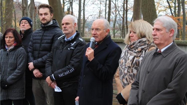 Der ehemalige Staatssekretär Heinz Wilhelm Brockmann mahnte am Voxtruper Ehrenmal, die Erinnerung an die Opfer der Kriege nicht sterben zu lassen. 