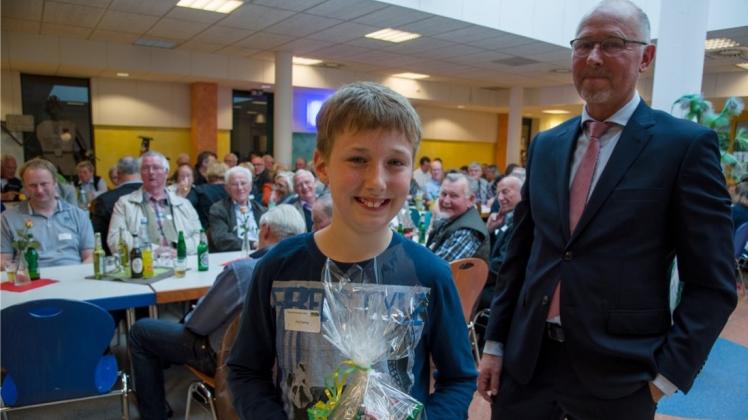 Beim Tag des Ehrenamts in der Peter-Ustinov-Schule in Hude hat Bürgermeister Holger Lebedinzew den zehnjährigen Kian Drieling geehrt. 