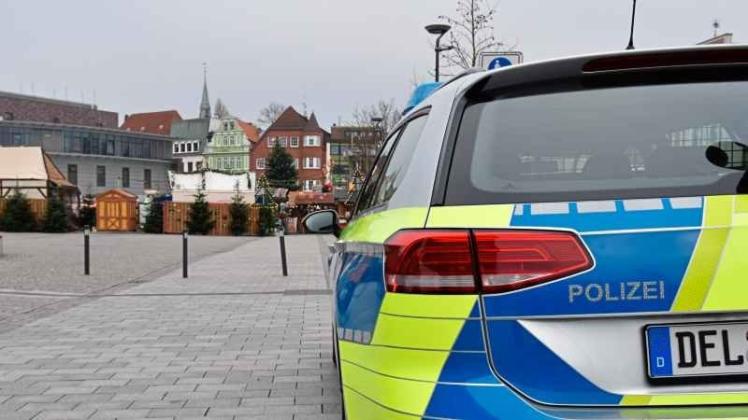 Ein Polizeifahrzeug am Delmenhorster Weihnachtsmarkt. Fußstreifen sind dort immer wieder unterwegs, seit Dienstag ist die Präsenz noch größer. 