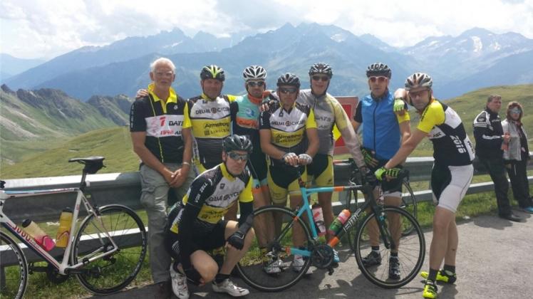 Überquerten die Alpen auf ihren Rennrädern: Roland Grupe, Adam Haase, Hermann Helmers, Hannes Lampe, Kai Lindhorst, Peter Rose und Jörg Stempnewicz von den Delme-Cyclern. 