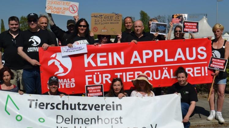 Mitglieder von Animals United und des Tierschutzverein Delmenhorst protestieren gegen die Haltung von Wildtieren im Zirkus. 