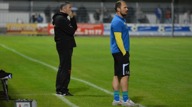 Skeptische Blicke: Atlas-Coach Jürgen Hahn und Co-Trainer Marco Büsing erlebten bei Kickers Emden einen Rückschlag. 