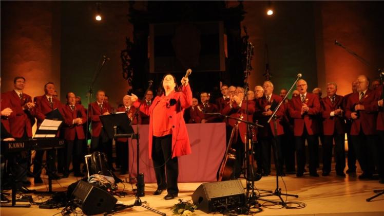 Vor knapp 400 Zuhörern sang Kathy Kelly gemeinsam mit dem Männergesangverein Liedertafel Erholung Aschendorf. 