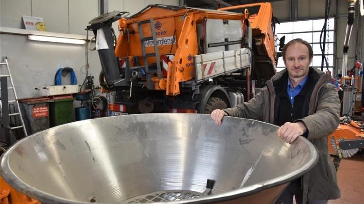 Winterdienst: Dietrich Fischbeck, Betriebsleiter beim Kommunalservice, in der Fahrzeughalle an einem der Streu-Anbaugeräte. Im Hintergrund eines der Streufahrzeuge. Winterdienst: Dietrich Fischbeck, Betriebsleiter beim Kommunalservice, in der Fahrzeughalle an einem der Streu-Anbaugeräte. Im Hintergrund eines der Streufahrzeuge.