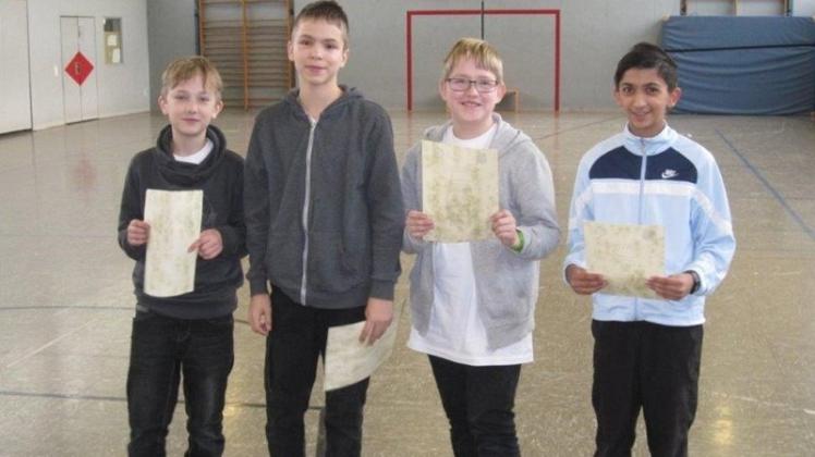 Die Siegerehrung der Schüler A Klasse: von links nach rechts: Carl Ihlenfeldt, Keno Widmer, Timo Korn, Abdullah Shahadat. Die Siegerehrung der Schüler A Klasse: von links nach rechts: Carl Ihlenfeldt, Keno Widmer, Timo Korn, Abdullah Shahadat.