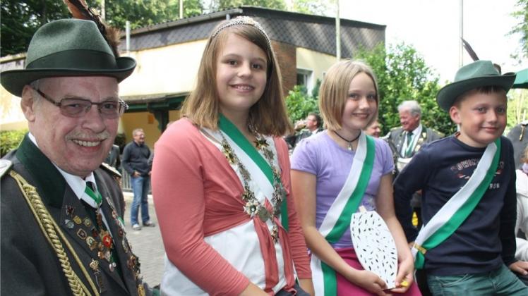 Strahlende Gesichter: (von links) Kinderkönigsbetreuer Peter Lamm, Chiara I. (Bierbaum), Greta I. (Aring) und Ole I. (Aring). Strahlende Gesichter: (von links) Kinderkönigsbetreuer Peter Lamm, Chiara I. (Bierbaum), Greta I. (Aring) und Ole I. (Aring).