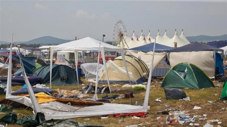 Zerstörte Zelte auf dem Campingplatz von „Rock am Ring“. 