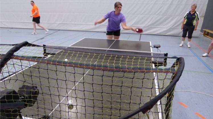 Training mit dem Tischtennis-Roboter: Christine Niemeyer zeigt, wie es geht. 