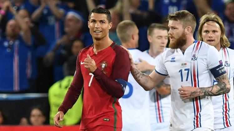 Hier fragt Aron Gunnarsson (rechts) Cristiano Ronaldo nach dessen Trikot. Der Portugiese verweist den Isländer auf die Kabine. 