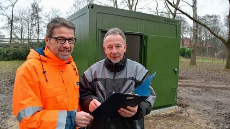Dieter Meyer von der Stadtwerkegruppe und Marc Schreiber vom zuständigen Ingenieursbüro haben die neuen Graftbrunnen vorgestellt. 