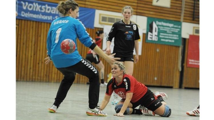 Freuten sich über den ersten Saisonsieg: die Landesliga-Handballerinnen der HSG Delmenhorst um Carmen Logemann. 