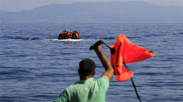 Ein Boot mit Flüchtlingen vor der Küste der griechischen Insel Lesbos. 