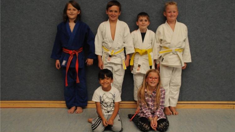 Die Teilnehmer des Judo Team Wildeshausen:
von links kniend: Ugur Avci, Amelia Nowakowski
von links stehend: Justus Thomas, Vico Schmitz, Aaron Kolloge, Max Bunke. Die Teilnehmer des Judo Team Wildeshausen:
von links kniend: Ugur Avci, Amelia Nowakowski
von links stehend: Justus Thomas, Vico Schmitz, Aaron Kolloge, Max Bunke.