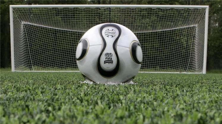 Vom Elfmeterpunkt direkt aufs Tor schießen oder einen Mannschaftskameraden anspielen? Diese Frage beschäftigt auch Fußballer im Kreis Oldenburg-Land/Delmenhorst. Symbolfoto: Imago/Ulmer Vom Elfmeterpunkt direkt aufs Tor schießen oder einen Mannschaftskameraden anspielen? Diese Frage beschäftigt auch Fußballer im Kreis Oldenburg-Land/Delmenhorst. Symbolfoto: Imago/Ulmer