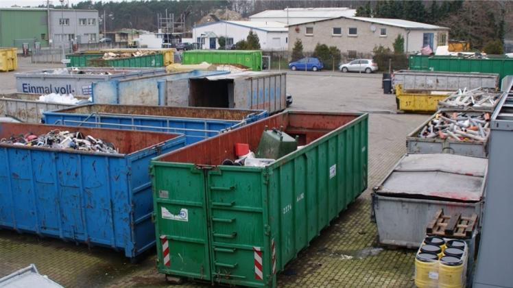 Laut Landkreis Osnabrück ist die Warenannahme in solchen offenen Containern (das Bild ist im Dezember 2015 aufgenommen) zulässig und unproblematisch. Eine Gefährdung des Grundwassers bestehe nicht. Doch die Umweltgruppe der Polizei ermittelt. 