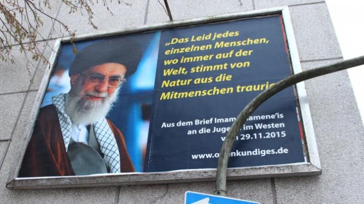 Das Plakat am City Center zeigte Imam Ali Chamenei, Anführer des Irans. 