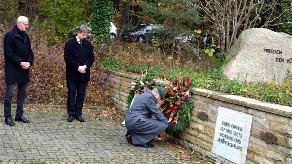 Gedenkstunde Zum Volkstrauertag In | NOZ