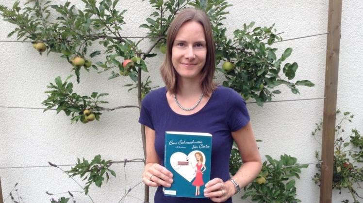Die Autorin Lilli Karlsson mit ihrem Erstlingswerk. 